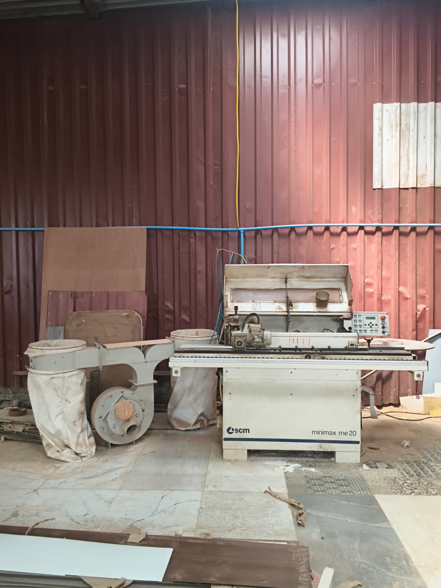 Edge-banding machine at the manufacturing unit